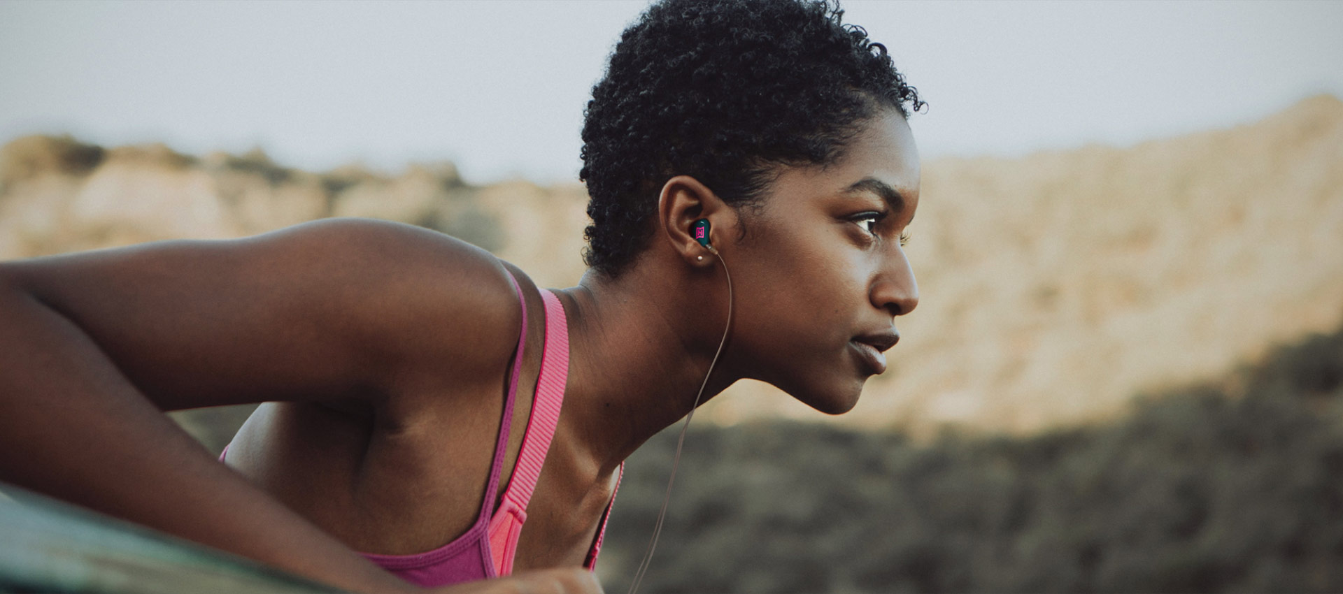 Diese Joggerin nutzt den HEAROS Boom 2, der sich perfekt für Sport und Freizeit eignet – kein Herausfallen oder Verrutschen dank individueller Anpassung an deine Ohren.